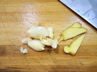 5、五彩虾仁,蒜拍碎，姜切片。