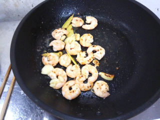 7、五彩虾仁,中小火炒至虾仁变色，即可关火。