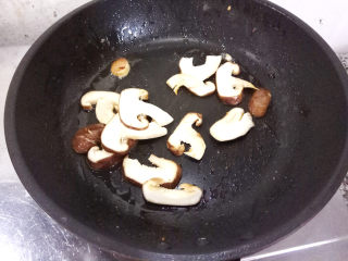 8、五彩虾仁,重起油锅，烧热，放入香菇片，稍微翻炒一下。