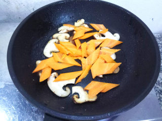 9、五彩虾仁,再下入胡萝卜，翻炒一下。