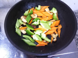 10、五彩虾仁,然后下入青椒片，再次稍微翻炒一下。