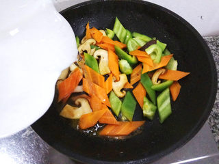 11、五彩虾仁,倒入一点点清水，大约50ml，盖上盖子大火煮开转小火煮1分钟。