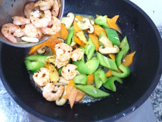 12、五彩虾仁,然后下入翻炒过的虾仁，混合翻炒一下。