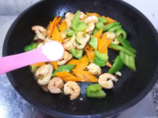 13、五彩虾仁,最后加入适量盐调味即可。