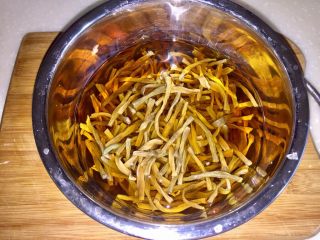 1、大口吃肉系列➕干豆角鸡蛋红烧肉,妈妈自己晒的干豆角，已经是切成段的，用清水泡发，阿晨泡了两个钟头，泡软即可