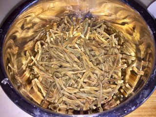 2、大口吃肉系列➕干豆角鸡蛋红烧肉,泡发好的干豆角控水备用