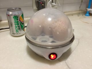 3、大口吃肉系列➕干豆角鸡蛋红烧肉,泡发干豆角时我们就可以把鸡蛋先煮好，阿晨喜欢用蒸蛋器，某宝购买20多块就够了，使用很方便，而且不用看火不用看时间，还特别好剥壳，哈哈