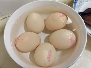 4、大口吃肉系列➕干豆角鸡蛋红烧肉,到时间蒸好的鸡蛋浸入凉水中，一来降温二来好剥壳