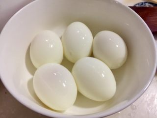 5、大口吃肉系列➕干豆角鸡蛋红烧肉,剥壳后的鸡蛋可以在表面纵切四刀或六刀，方便入味