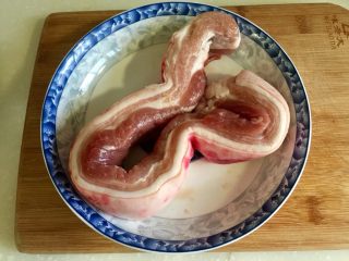 6、大口吃肉系列➕干豆角鸡蛋红烧肉,精品五花肉约500g，镊子拔掉或用刀划去表面的杂毛，也可以用火烧掉毛。清洗一下