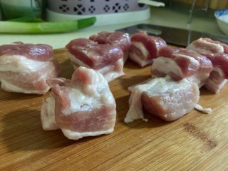 7、大口吃肉系列➕干豆角鸡蛋红烧肉,红烧肉的块，阿晨不喜欢切太小，就不过瘾，大概切三厘米左右的麻将块，一斤肉大概切了15块