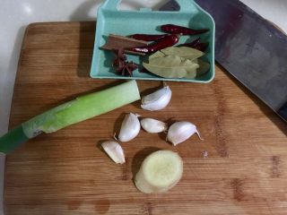 9、大口吃肉系列➕干豆角鸡蛋红烧肉,准备给肉块焯水，烧水期间我们把调料配菜准备一下：大葱一小段，蒜五瓣，姜一快，桂皮一段，八角两颗，香叶两三片，干辣椒五六颗