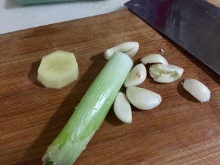 10、大口吃肉系列➕干豆角鸡蛋红烧肉,姜去皮，蒜剥皮，与葱一同洗净