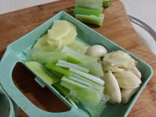 11、大口吃肉系列➕干豆角鸡蛋红烧肉,姜切薄片，蒜拍一下，葱白纵切一半再切段，葱叶切段