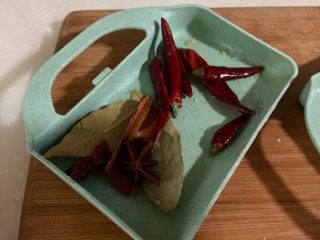 12、大口吃肉系列➕干豆角鸡蛋红烧肉,香料清洗一下备用