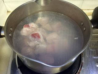 13、大口吃肉系列➕干豆角鸡蛋红烧肉,坐锅烧水，水开转中火放入五花肉