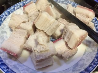 16、大口吃肉系列➕干豆角鸡蛋红烧肉,捞出肉块，洗去浮末，控水备用