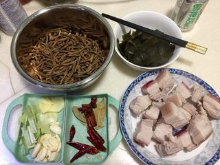 17、大口吃肉系列➕干豆角鸡蛋红烧肉,全部食材准备好，本来准备放一点海带，后来发现干豆角足够好吃，就没有放海带，下次专门做海带烧肉吃