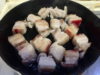 21、大口吃肉系列➕干豆角鸡蛋红烧肉,如图，肉块四面都要煎到金黄