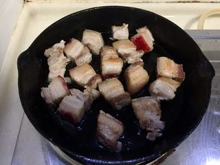 22、大口吃肉系列➕干豆角鸡蛋红烧肉,煎好的肉块，煎出很多猪油啊