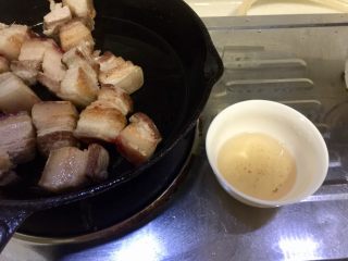 23、大口吃肉系列➕干豆角鸡蛋红烧肉,用勺子把煎出的很多油脂舀出，猪油可以炒蔬菜可以做阳春面也很香