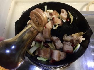 29、大口吃肉系列➕干豆角鸡蛋红烧肉,加入一勺老抽翻炒，让肉块上色，还是小火喔