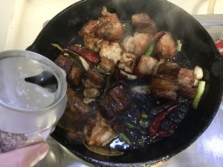 31、大口吃肉系列➕干豆角鸡蛋红烧肉,加入一听啤酒，再补充一些热水，要没过肉块一些