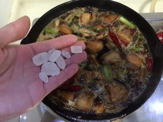 32、大口吃肉系列➕干豆角鸡蛋红烧肉,转中火煮开后加入冰糖，搅拌让冰糖融化