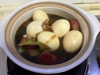 33、大口吃肉系列➕干豆角鸡蛋红烧肉,把肉和汤汁全部移到一个砂锅中，放入白煮蛋，如果汤汁没不过鸡蛋，可以再补充一些热水