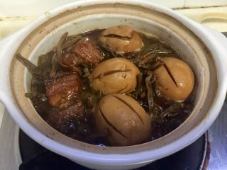 38、大口吃肉系列➕干豆角鸡蛋红烧肉,尝下咸淡，根据个人口味添加一点食盐。转大火收汁到汤汁浓郁即可