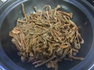 39、大口吃肉系列➕干豆角鸡蛋红烧肉,今天我用干烧煲装盘的，先把干豆角夹出，盛在煲底