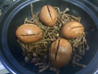 40、大口吃肉系列➕干豆角鸡蛋红烧肉,阿晨偷吃了一个鸡蛋试试味道，基本入味，哈哈，不喜欢鸡蛋太咸。鸡蛋挖出放在干豆角上