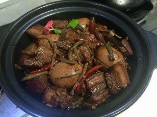 43、大口吃肉系列➕干豆角鸡蛋红烧肉,插朵虎刺梅点缀一下，哈哈