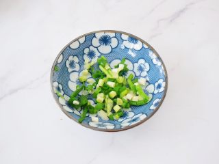 4、饺子皮油泼面,葱切葱花