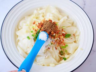 13、饺子皮油泼面,加入盐