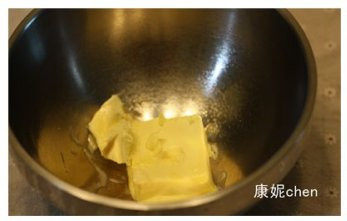 3、【心太软芝士挞】,蛋清和一丁点盐放入面团中，用手揉匀。