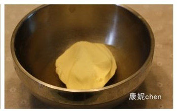 4、【心太软芝士挞】,将制作好的挞皮放入冰箱冷藏半小时以上。