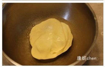 5、【心太软芝士挞】,取出挞皮擀平，用挞模按压出一片片，放在挞模中，用手指按在挞模上面。​