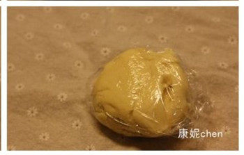 6、【心太软芝士挞】,在挞皮上叉几个洞，放在烘焙纸或者纸托，再放些豆子，放在烤箱中层上下火200度烘烤10分钟。