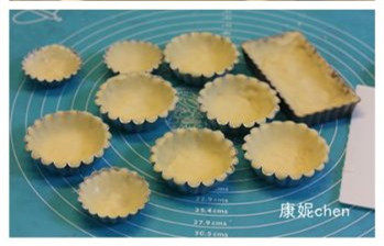 7、【心太软芝士挞】,烘烤的挞皮放凉再用，在放凉挞皮的过程中制作芝士馅，软化的马斯卡彭奶酪和奶油奶酪加入牛奶隔水加热拌匀。