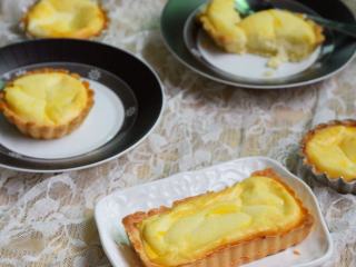 9、【心太软芝士挞】,挞皮放凉后再挤上制作好的芝士馅，扫一层蛋黄液，放在烤箱中层，上下火190度烘烤10分钟即可。