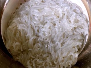 2、鸭血粉丝汤,煮好的粉丝立即放入冷水中冷却冲洗干净沥干水份备用