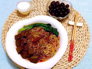 11、鸭血粉丝汤,辣的开心是也要水果和酸奶来助兴噢