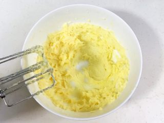3、猕猴桃造型饼干,先用电动打蛋器搅几下，然后搅打至略微蓬松，颜色偏白。
