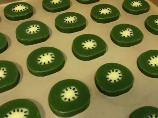 13、猕猴桃造型饼干,用牙签沾水后，把黑芝麻往饼干上粘。