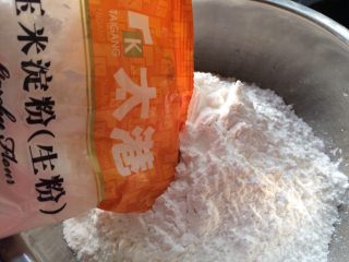 1、自制河粉,准备好所有材料，把粘米粉，木薯淀粉，玉米淀粉混合。