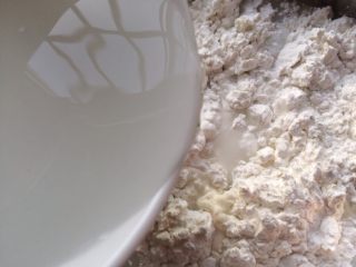 2、自制河粉,再加入盐，玉米油，水。