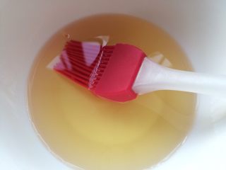 5、自制河粉,拿个碗倒适量的玉米油和准备刷子一把。