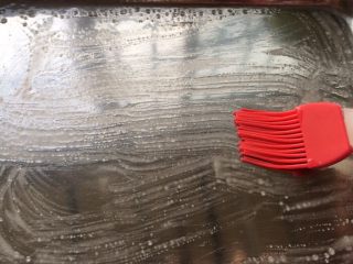 6、自制河粉,在蒸盘表面刷一层玉米油，一般家里的盆没有那么大，必须分几次蒸，所以蒸盘油必须蒸一次刷一次哦！