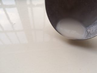 7、自制河粉,倒入适量的粉浆到烤盘中，喜欢薄就少放些，我喜欢厚的，所以相对较厚。